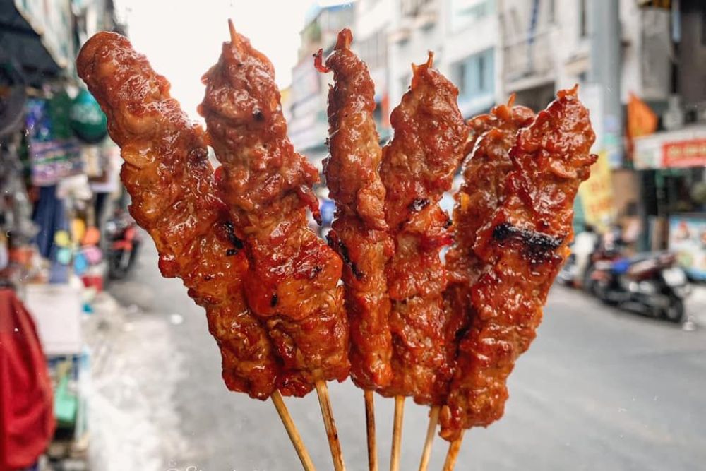Les brochettes de porc grillé, ou Sách Ko Chrouk